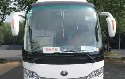 ，